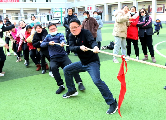 愉悦身心 凝聚力量---新安中心小学教职工庆元旦迎新年趣味运动会举行