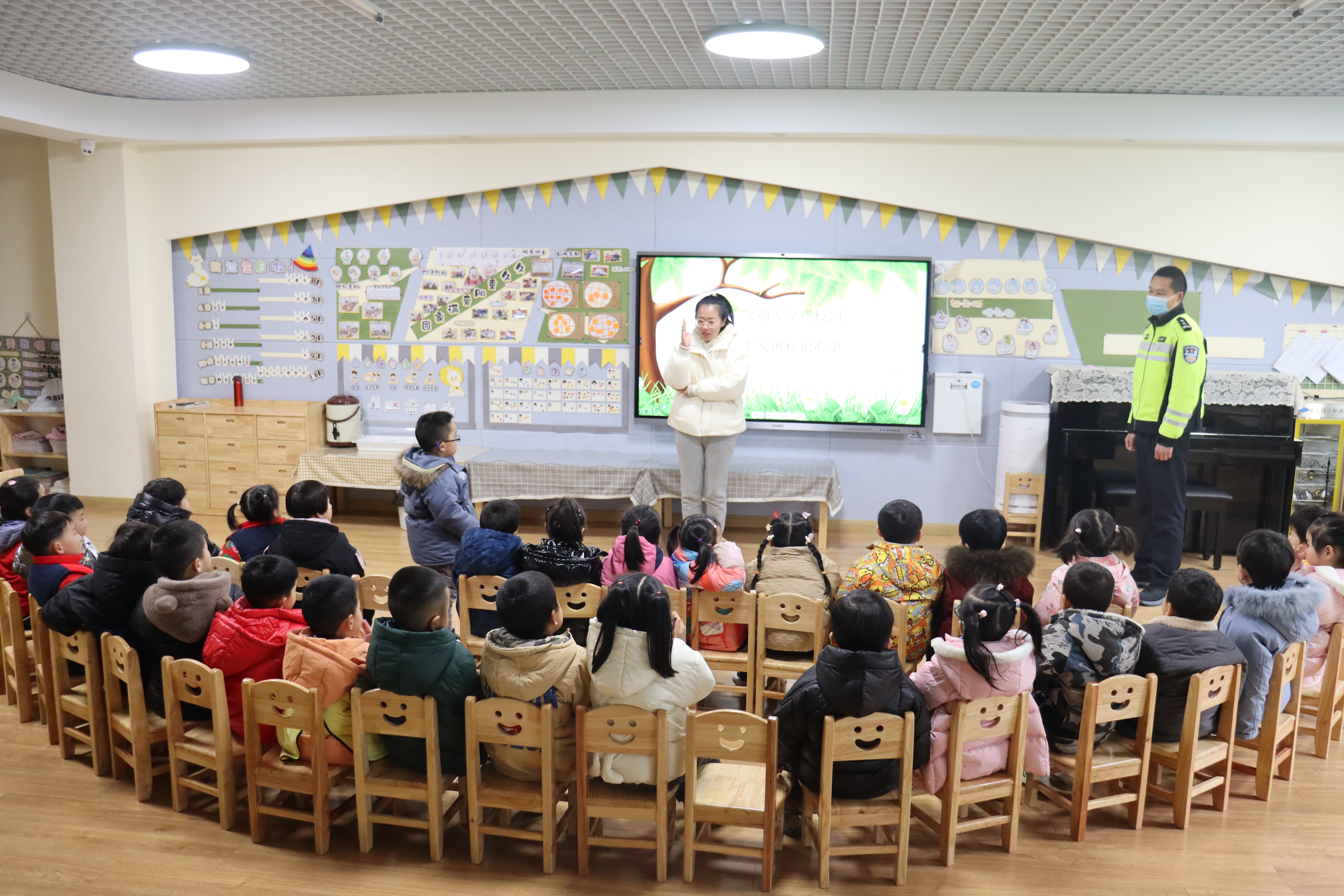 交通安全伴我行 ——青年路幼儿园家长进课堂活动
