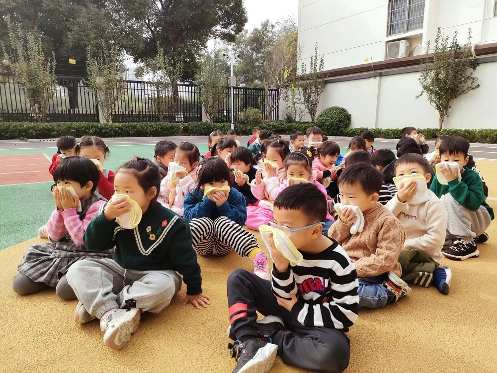 防患未“燃” 安全“童”行  ——青年路幼儿园消防疏散演练活动