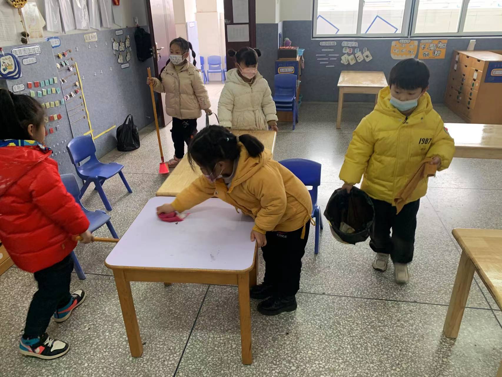 小小值日生 人多力量大——窑湾镇中心幼儿园开展劳动及自主服务活动