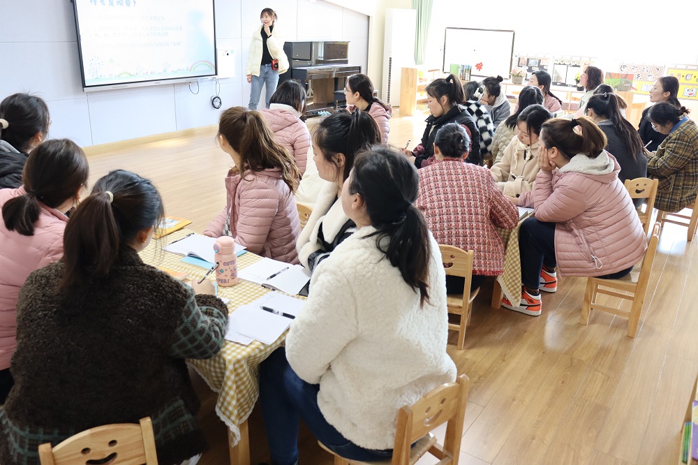 用心观察 走进儿童 ——青年路幼儿园教师教研培训活动