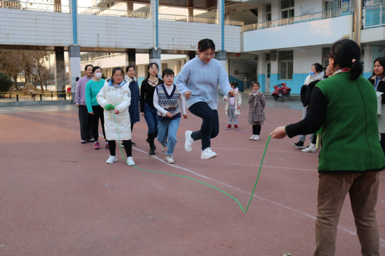 新沂市春华小学举行庆“三八”女职工跳大绳比赛活动