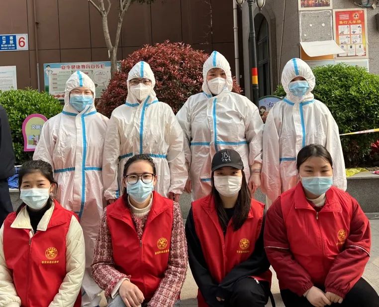 “青”装上阵 “疫”路有你 ——新沂市青年路幼儿园教师志愿者助力全员核酸检测活动