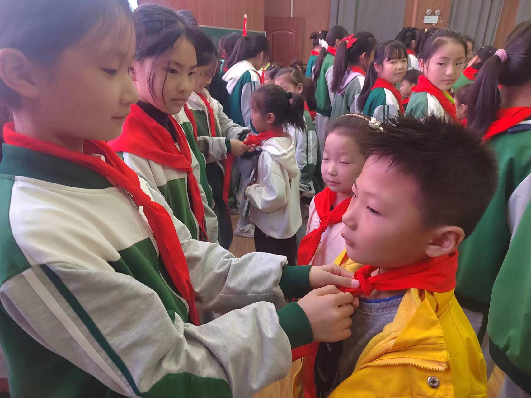 星星火炬下，争做好队员 ———窑湾镇中心小学举行新队员入队仪式