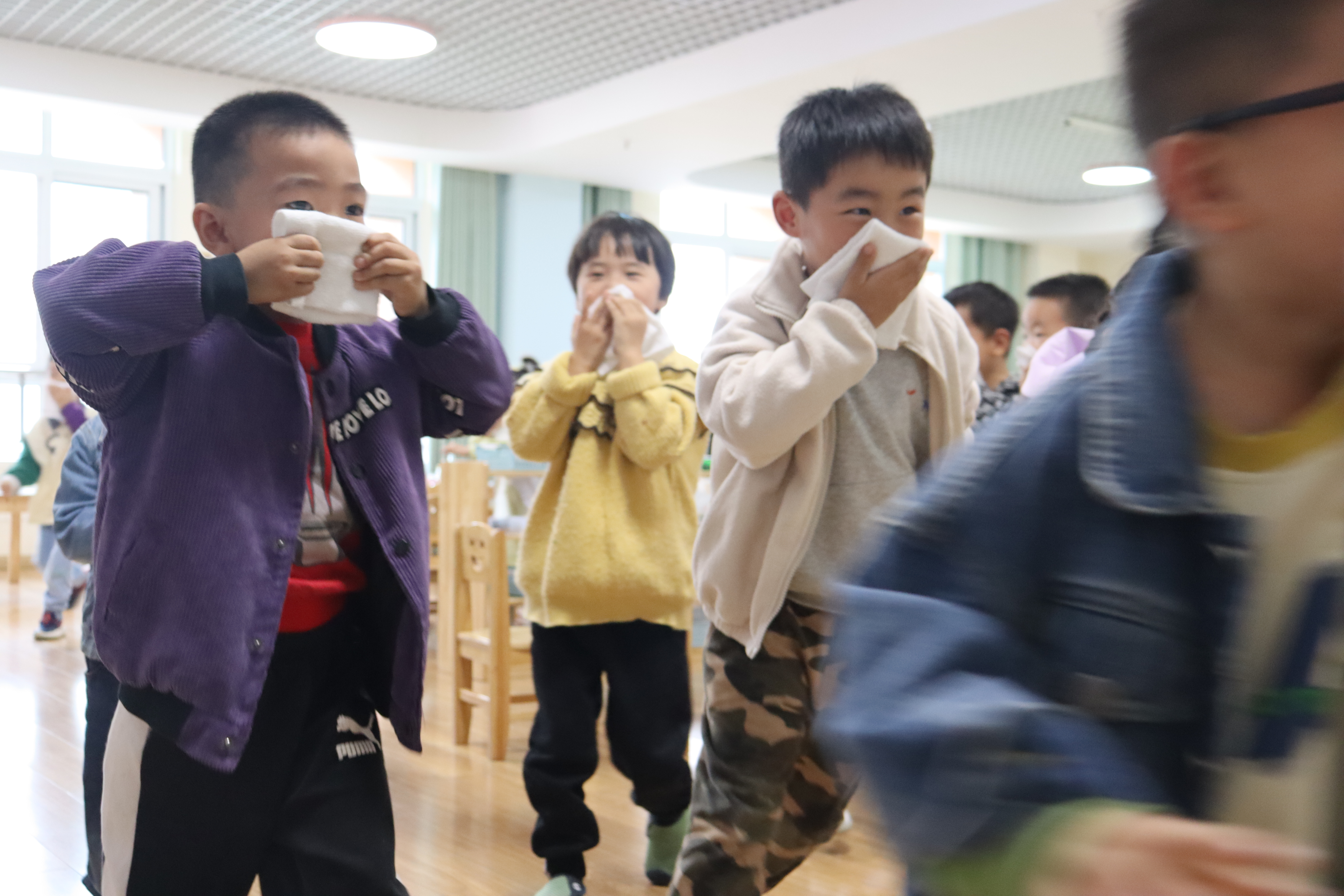 消防在“童”心，安全护“童”行——新沂市青年路幼儿园开展消防应急演练活动