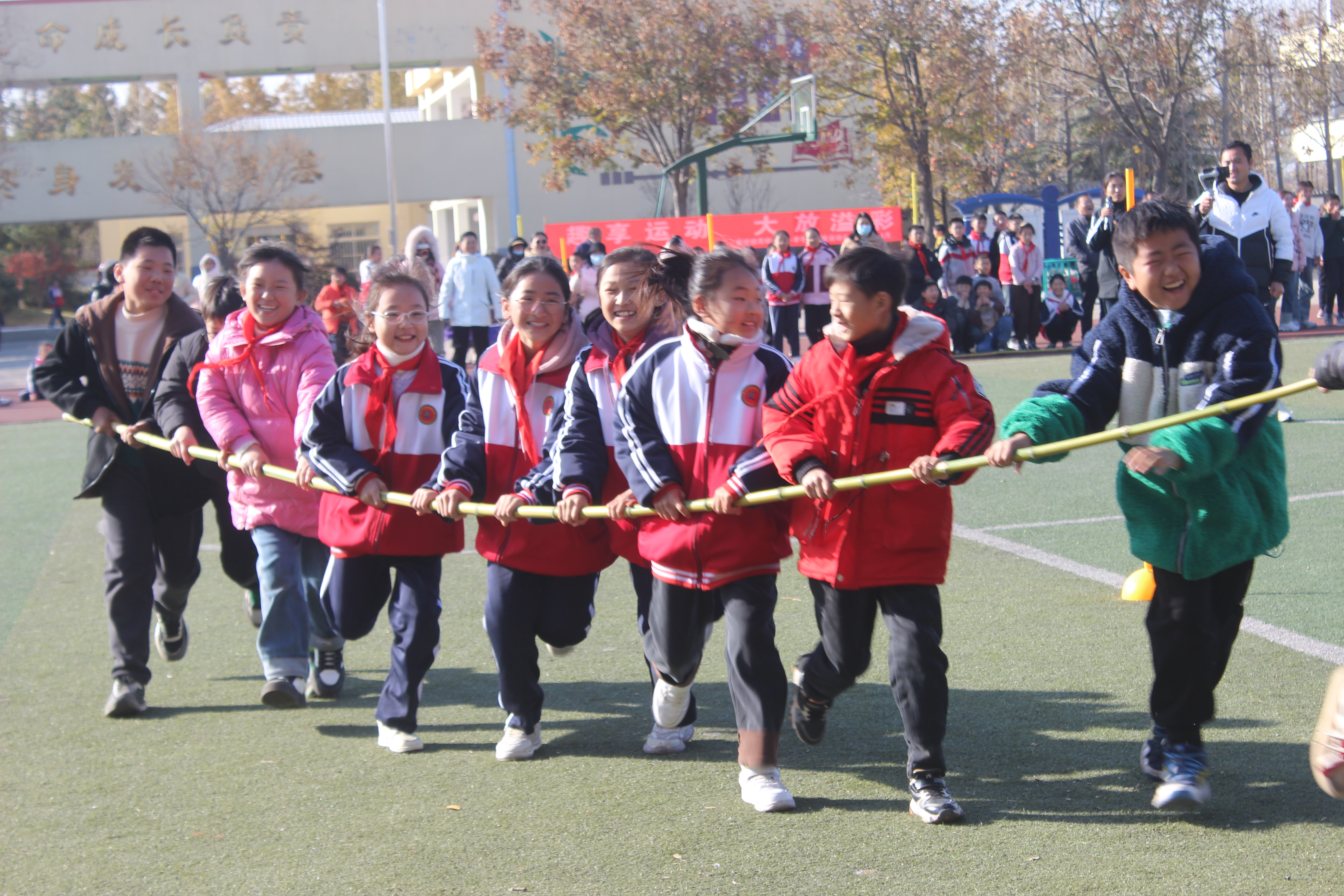 “趣”享运动，大放异彩 草桥镇周嘴中心小学举行冬季趣味运动会