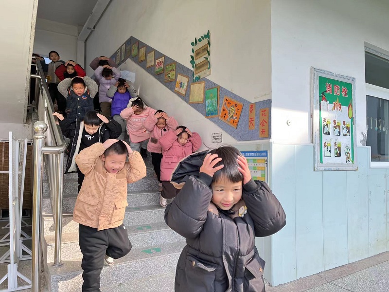 “火”速行动，以“演”助防 ——窑湾镇中心幼儿园开展应急疏散演练活动