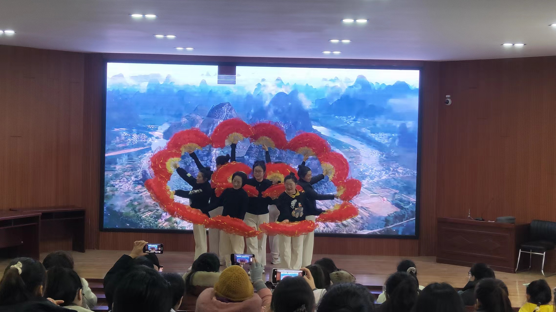 初心向远 未来可期 ——窑湾镇中心小学举行教师元旦汇演活动