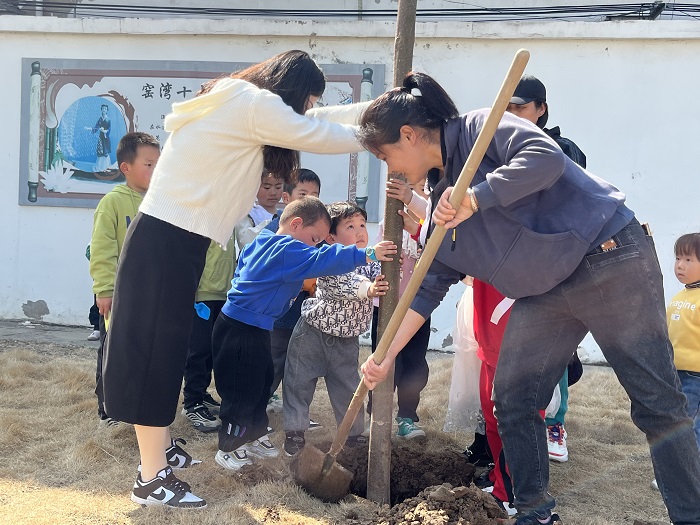 与绿同行 共护美好家园——窑湾镇中心幼儿园开展植树节主题活动