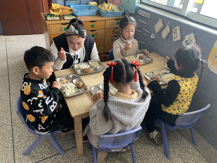 幸福同餐 共享温馨 ——窑湾镇中心幼儿园家长陪餐活动