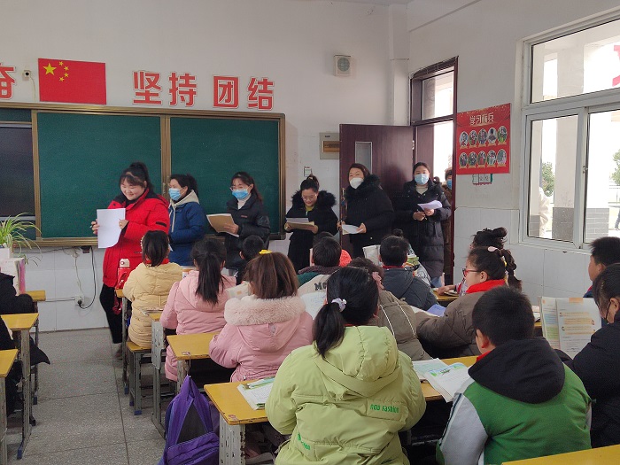 小小板报展风采 ——窑湾镇中心小学开展新学期黑板报评比工作