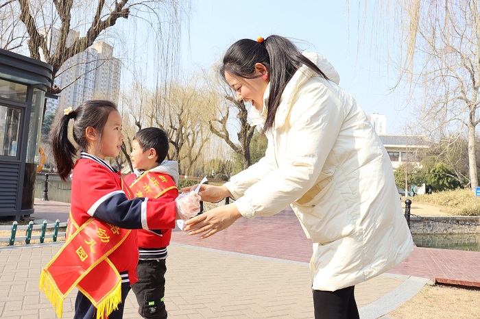 童爱温暖春天里，小小雷锋在行动 ——新沂市青年路幼儿园学雷锋主题活动