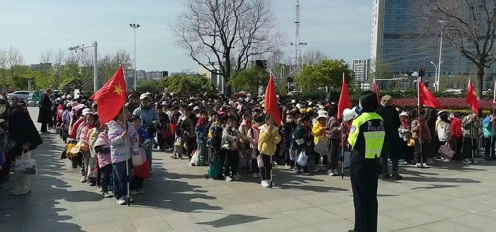 与春天赴一场特殊的约会——新沂市北京路小学践行交通安全研学活动