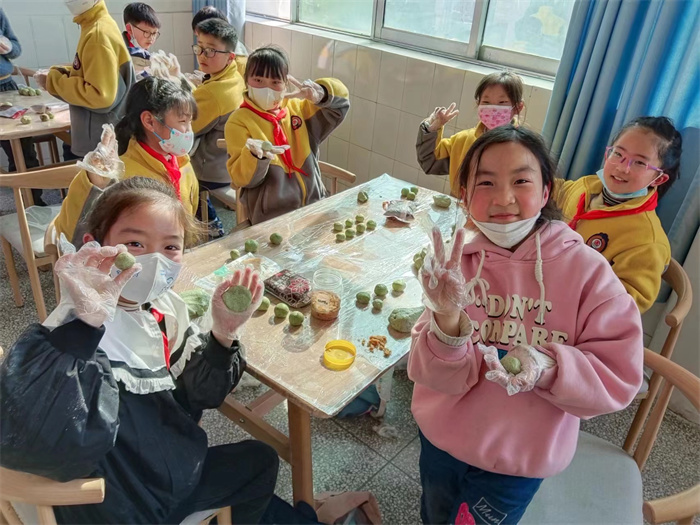不负春光不负“清”——新安中心小学开展青团制作体验活动