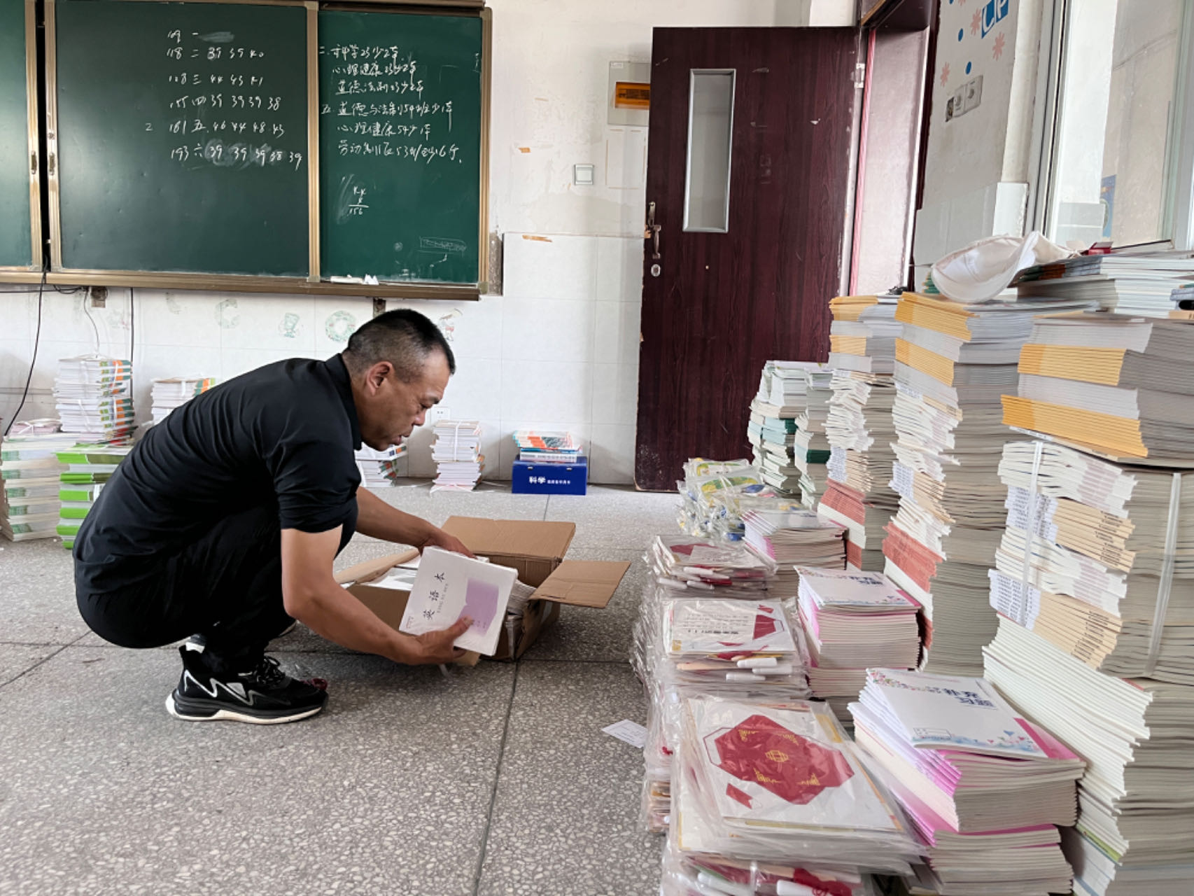 做用心后勤人，办师生满意事 ——窑湾小学校领导开展后勤服务保障工作