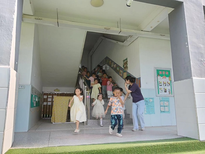 教育一个学生，带动一个家庭 ——窑湾镇中心幼儿园秋季开学安全演练