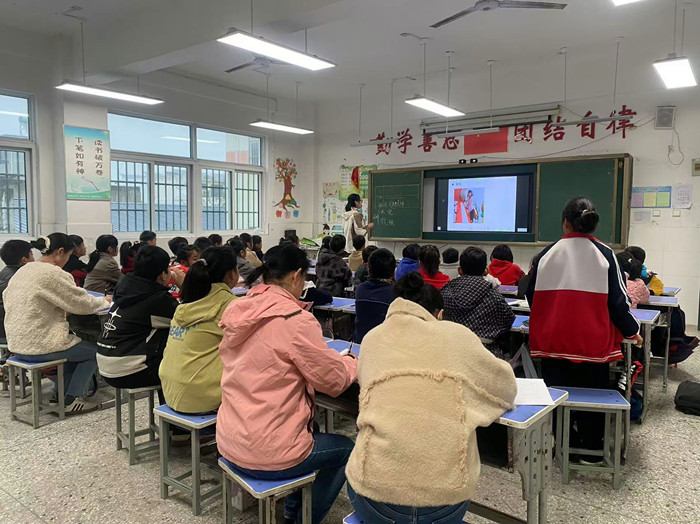 听课评课促成长，凝心聚力促高效 ——新沂市草桥镇堰头小学开展听课评课活动