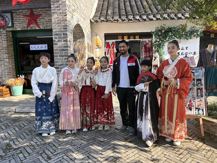 新沂市草桥镇堰头小学举办“致敬中华优秀传统文化”英语素养展演活动