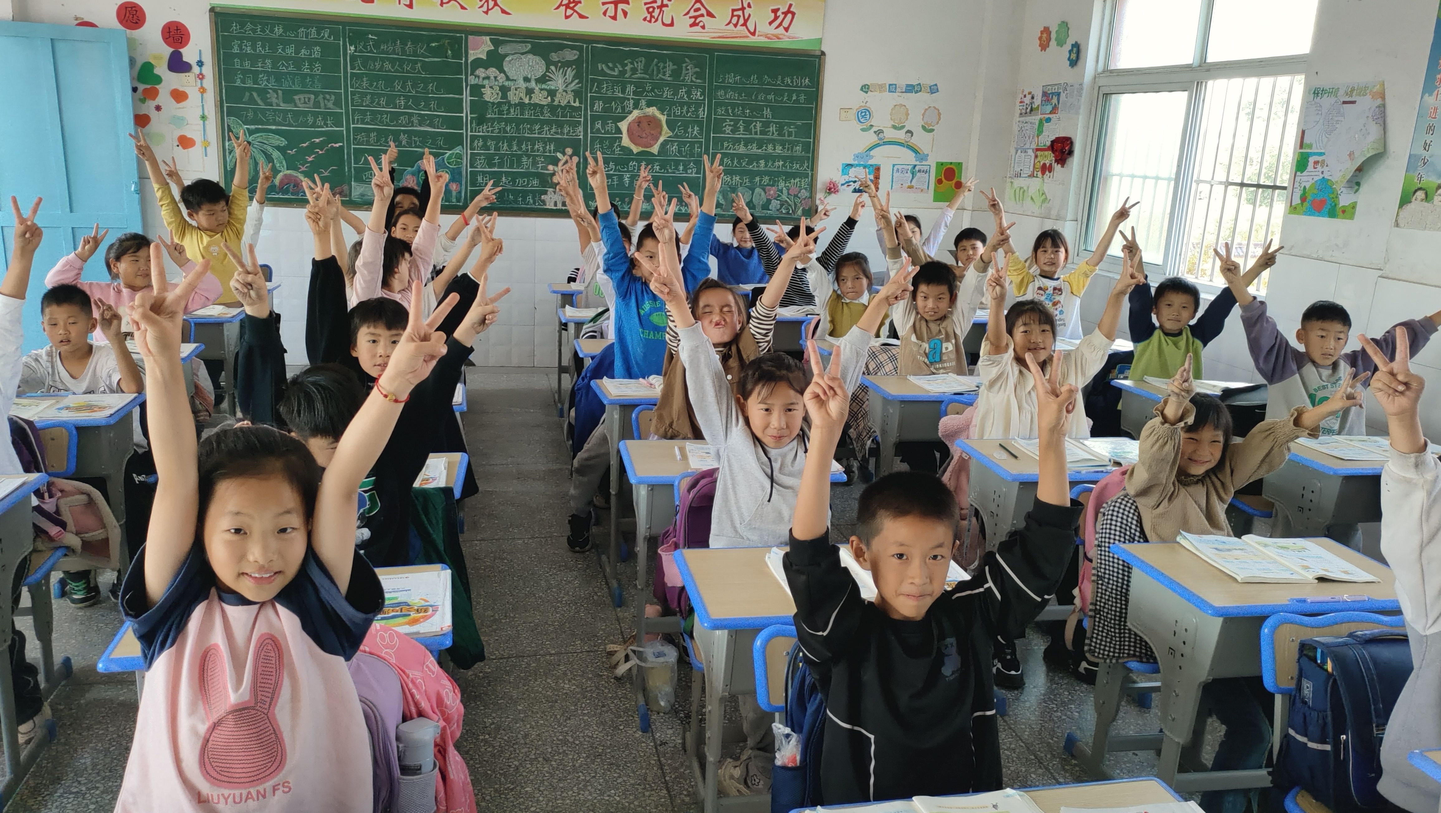 校园喜添新桌椅，成长灌注新动力