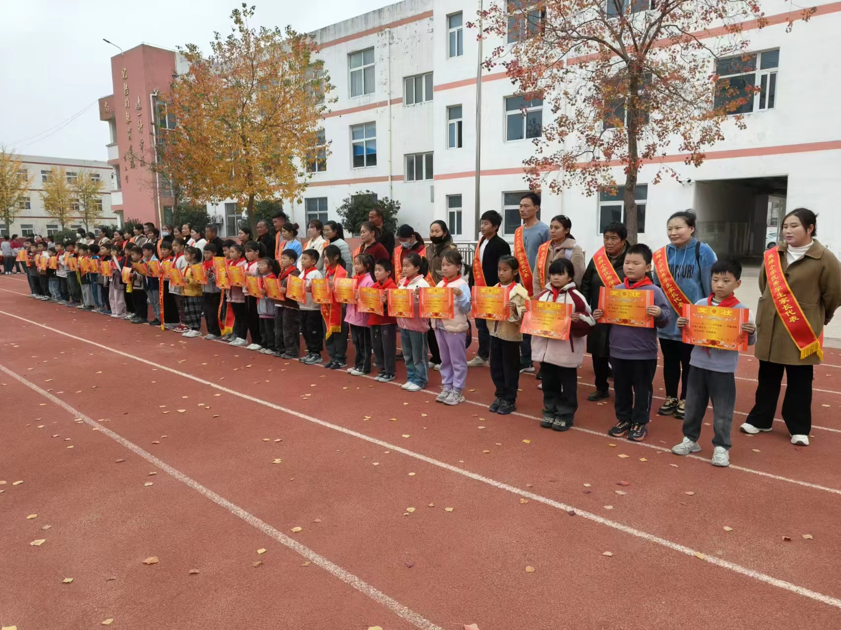 以榜样之光 塑勤学之风 燃奋斗之志——阿湖镇黑埠中心小学秋季家长会暨期中表彰大会