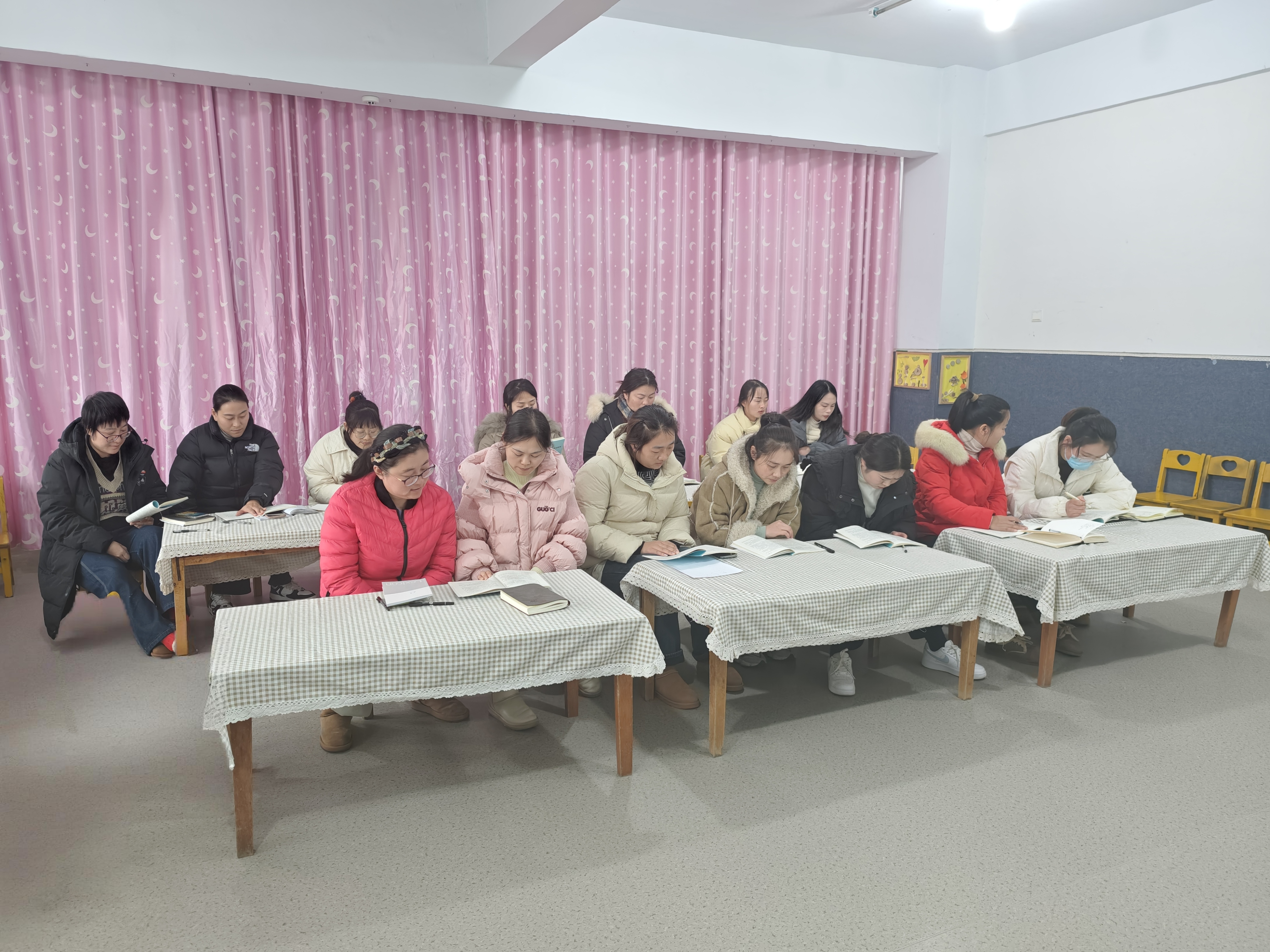 共学、共研、共思、共成长”——时集镇中心幼儿园开展《3-6岁儿童学习与发展指南》教师共读会