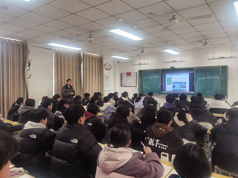 把脉课堂 精准导航  ——市教师发展中心视导港头中学中考学科教学