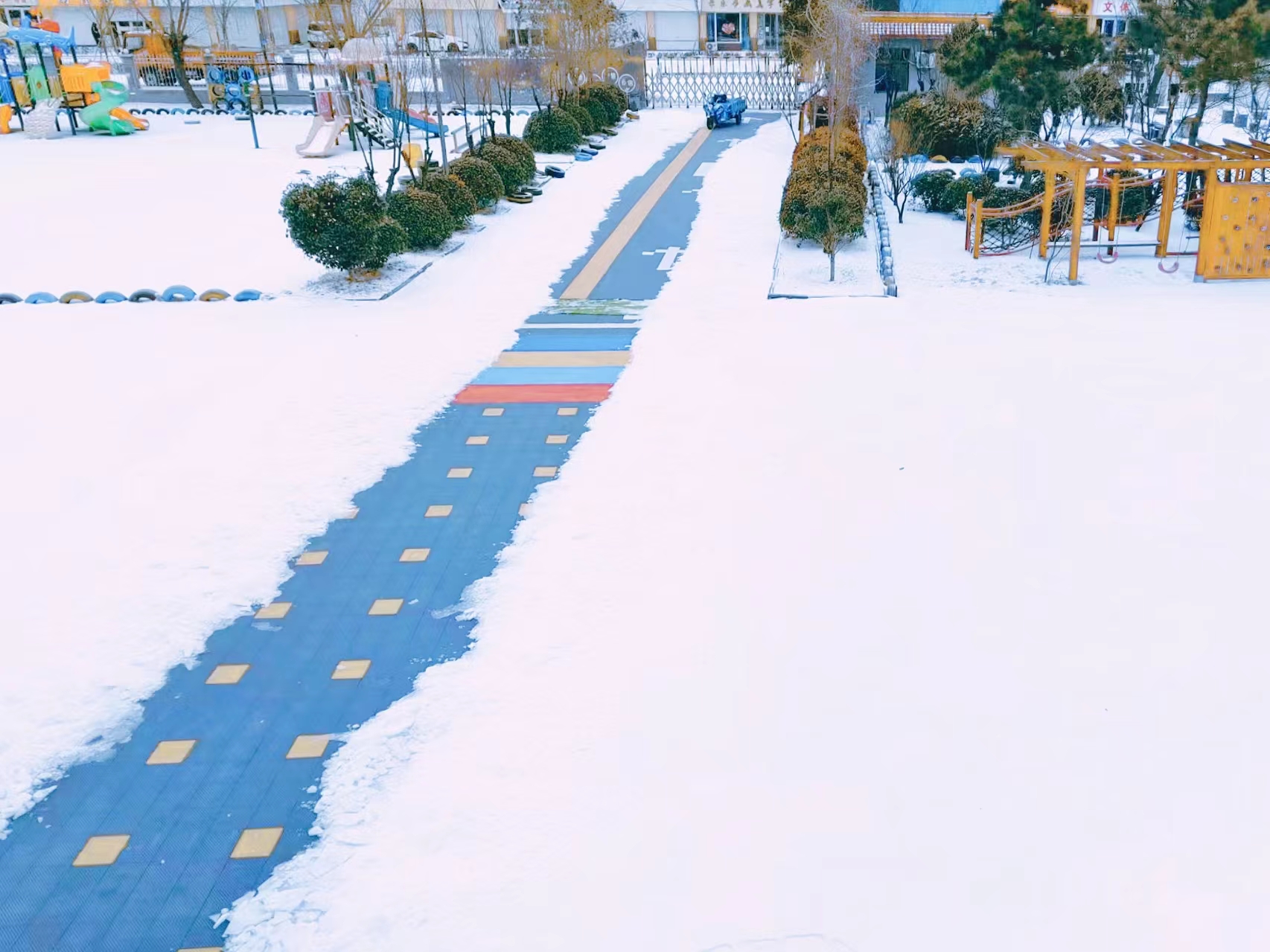 寒风迎瑞雪，扫雪护幼行——新沂市双塘镇中心幼儿园除冰活动