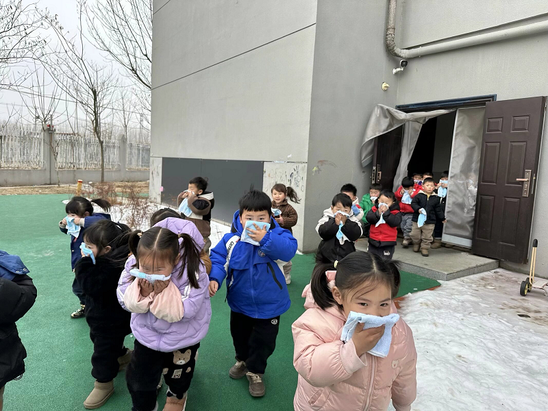 关注消防 珍爱生命  ——新沂市市府东路幼儿园消防演练活动