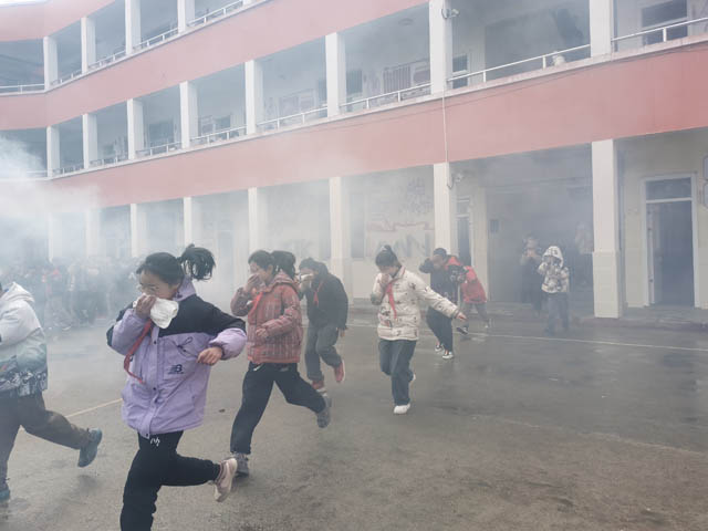 把好安全关  筑牢“防火墙”