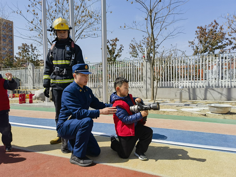 当萌娃遇见“火焰蓝” ——新沂市市府东路幼儿园消防车进校园活动