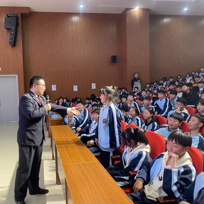 法润青蕾，润心护航 ——新沂市第十中学举行法治安全教育报告会