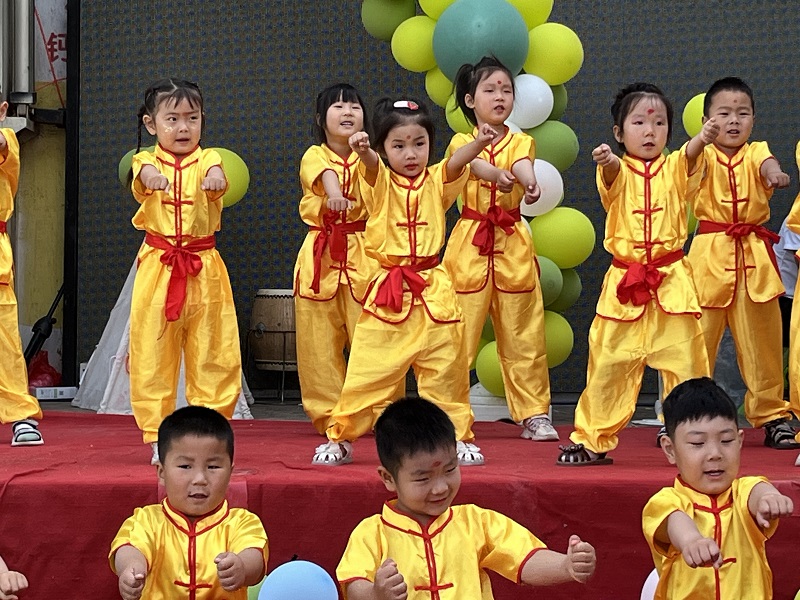 开一场“六一”派对 ——窑湾镇中心幼儿园儿童节活动