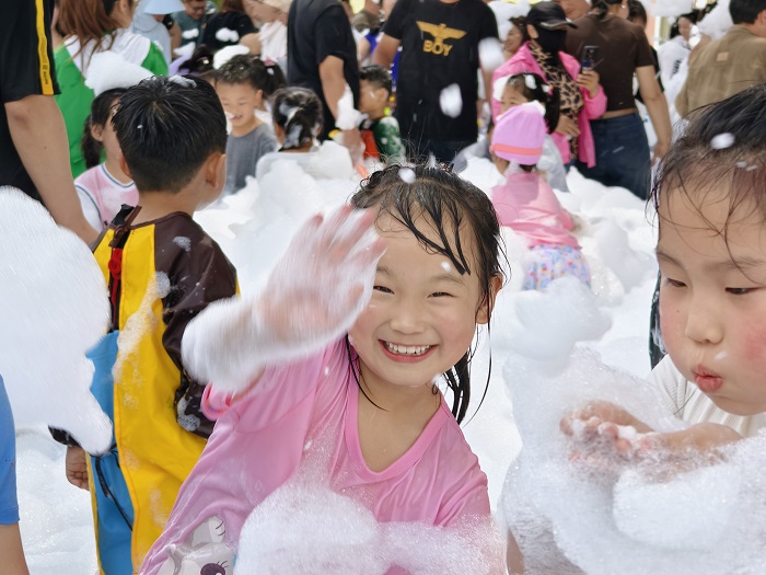 “泡沫之夏 戏水童年”  ——新沂市瓦窑镇中心幼儿园六一儿童节亲子系列活动