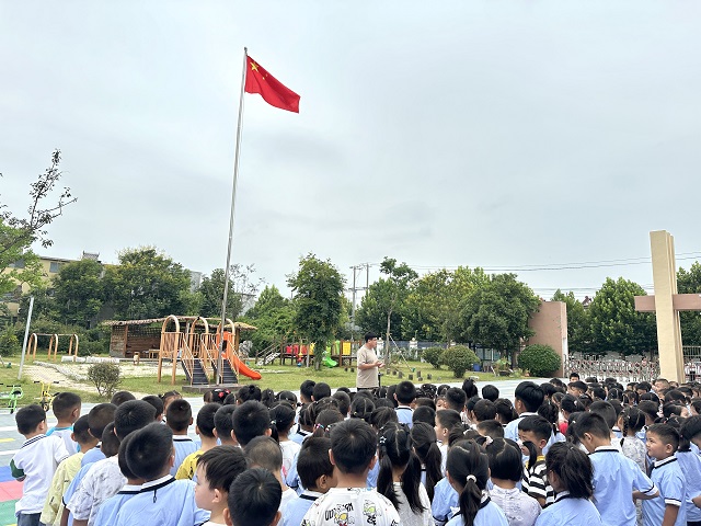 “幼”见美好，携梦起航 ——棋盘镇中心幼儿园开学第一周升旗仪式