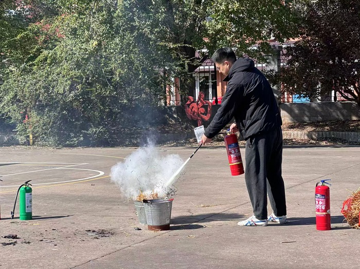  筑牢校园安全“防火墙” 邵店小学开展灭火器使用培训