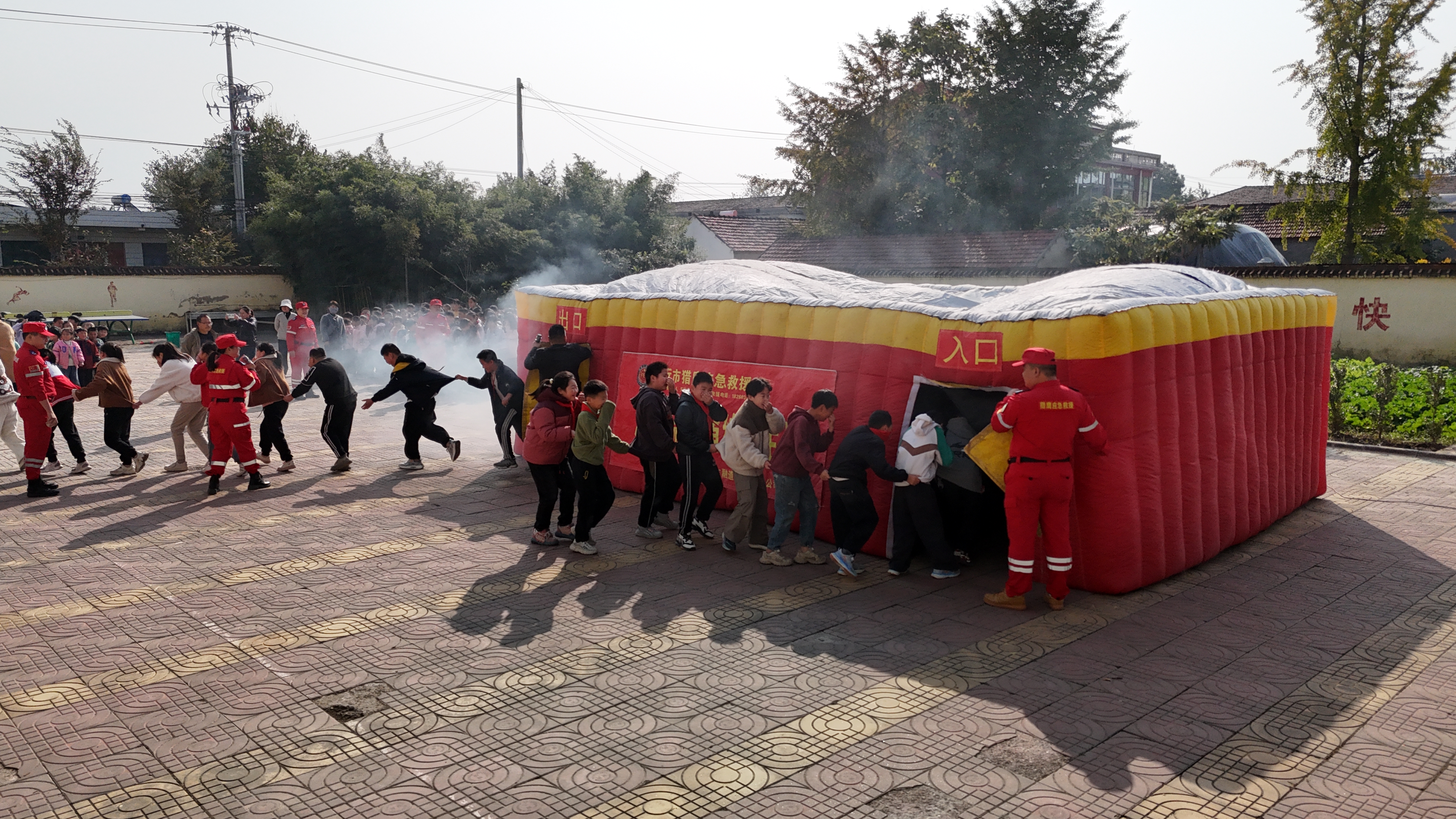 以“演” 筑防  以“练”护航 ——草桥镇古墩小学联合猎鹰救援队开展沉浸式消防演练活动