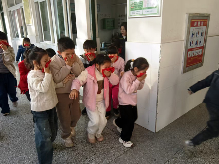 消防演练筑防线 安全护航助成长 —— 草桥镇堰头小学开展消防安全实战演练活动