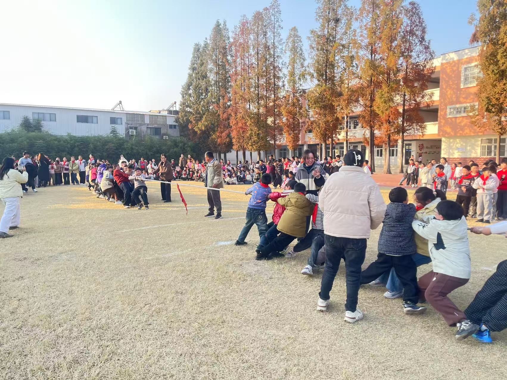 凝心聚力拔山河 童心逐梦展风采 ——新沂市草桥镇堰头小学成功举办拔河比赛