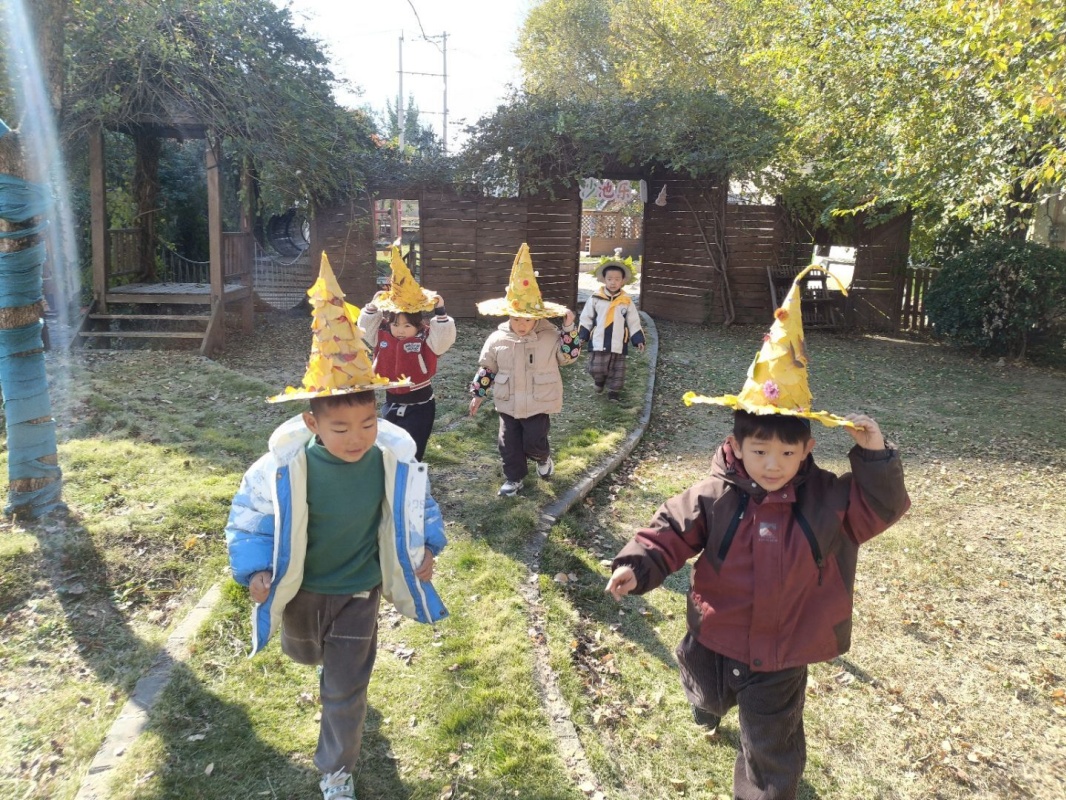 冬叶拾趣·树叶帽子 ——邵店镇中心幼儿园户外活动
