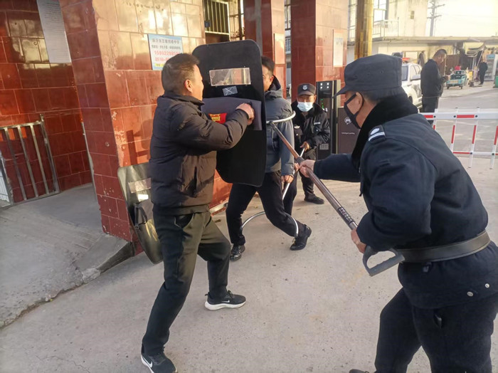 窑湾派出所吴所长指导王楼初级中学防暴处突演练