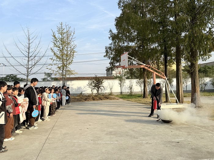 筑牢安全防线，守护童真成长——新沂市马陵山镇广玉小学开展消防应急演练活动