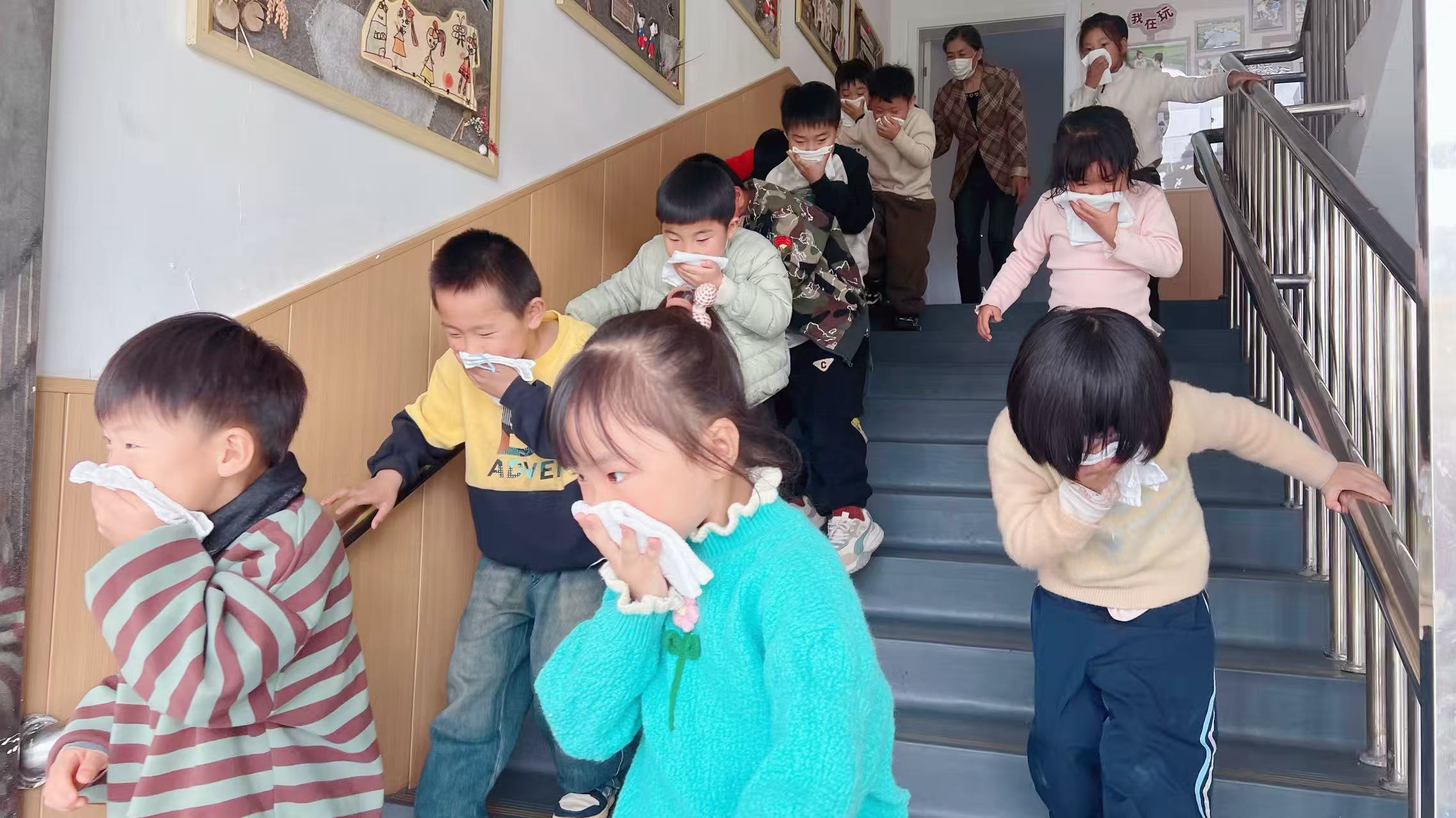 消防“童”行  防范未“燃”——港头镇中心幼儿园消防应急演练活动