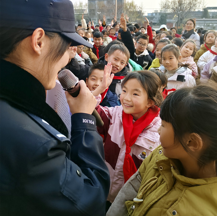 警官互动普法，为成长筑牢安全墙
