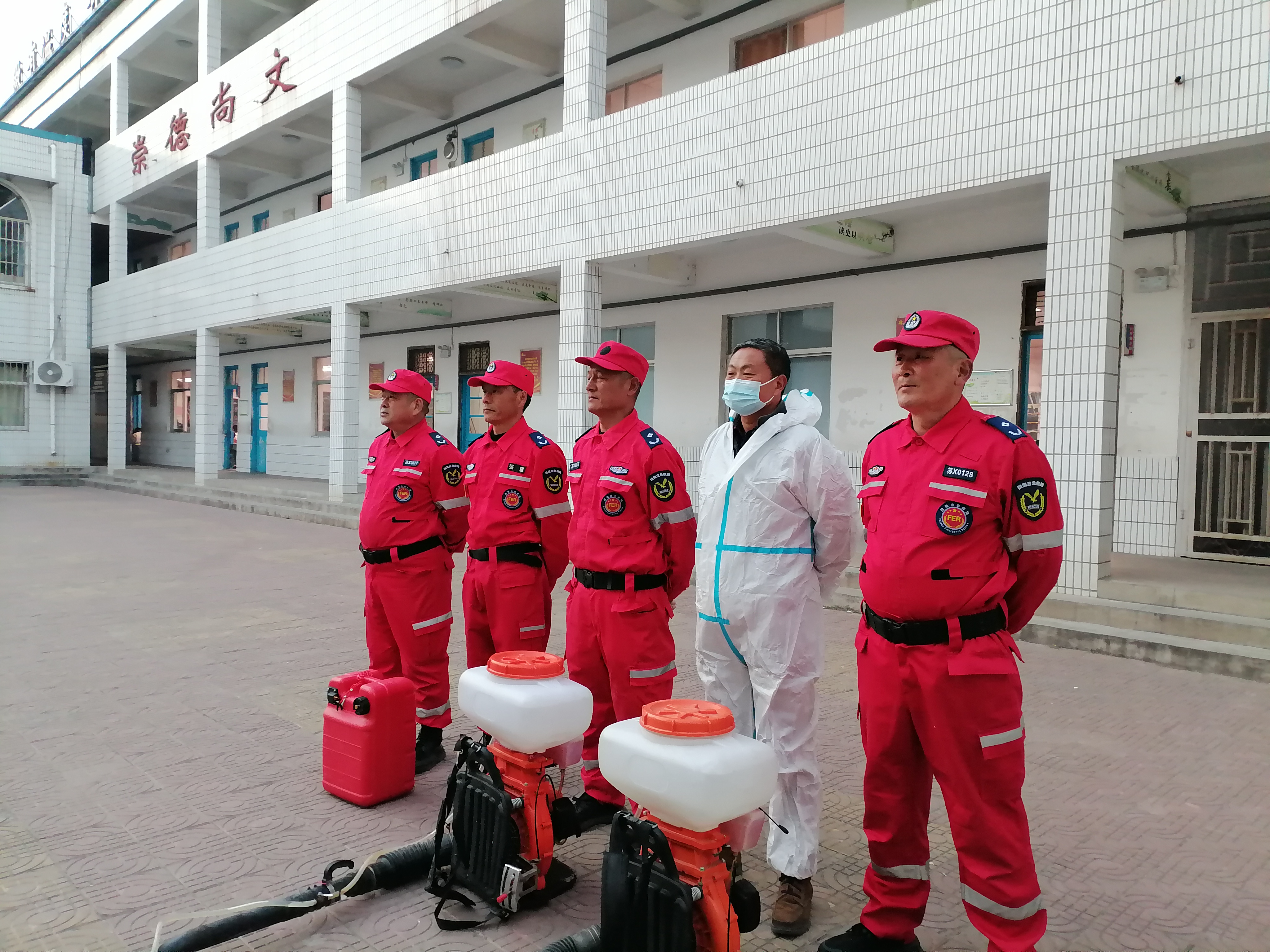 猎鹰救援队进校园，专业消杀筑防线——马陵山镇中心小学全力守护师生健康