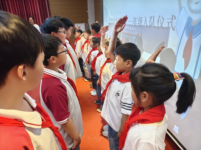红领巾飘扬 童心向未来 ——瓦窑镇新世纪小学举行一年级入队仪式