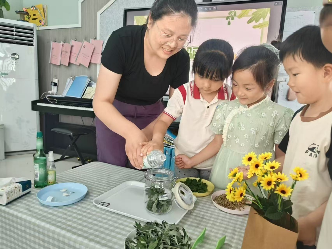 与“艾”相遇·驱蚊一夏 ——邵店镇中心幼儿园家长进课堂活动
