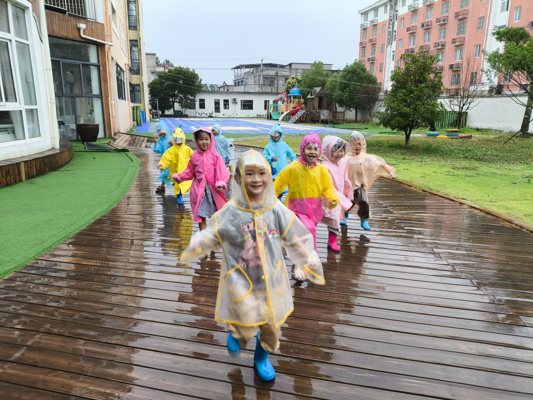 快乐游戏，“雨”众不同 ——邵店镇中心幼儿园户外活动