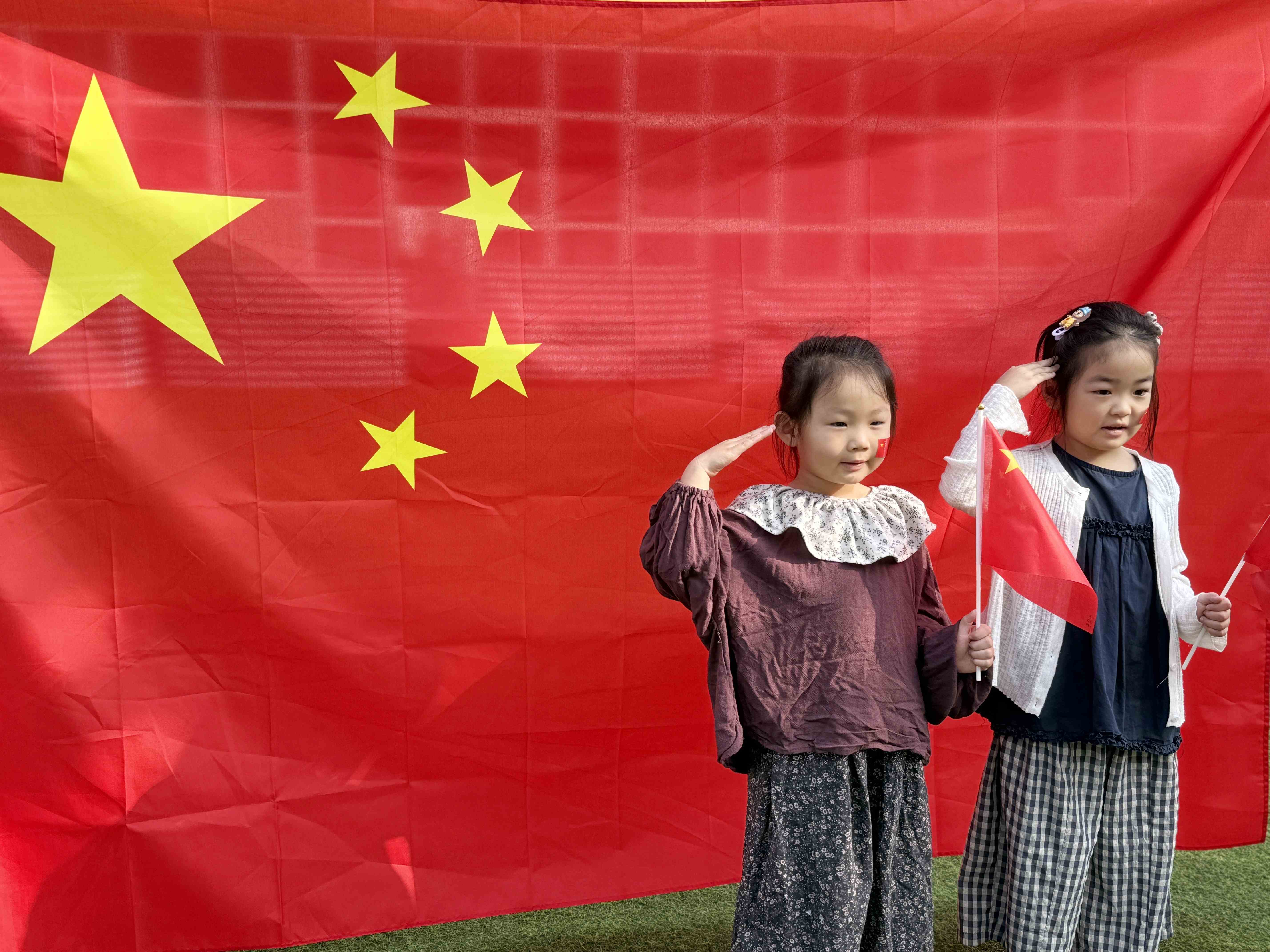 “浓浓中秋意  满满爱国情”——合沟镇中心幼儿园开展双节主题活动