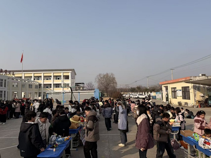 暖冬暖阳映校园 跳蚤市场乐淘淘——马陵山镇黄甲学校开展冬季实践活动