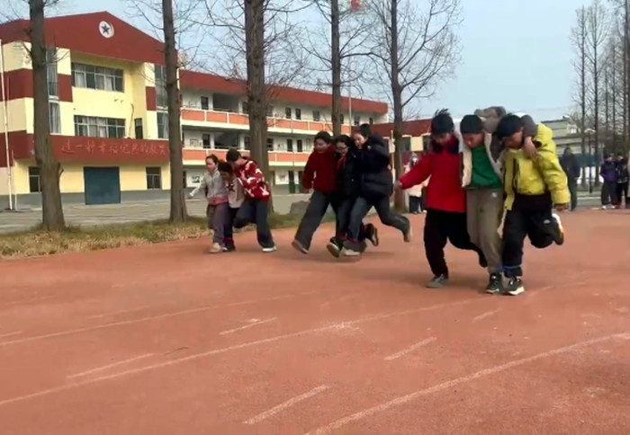 新沂市堰头小学趣味运动会欢乐开赛